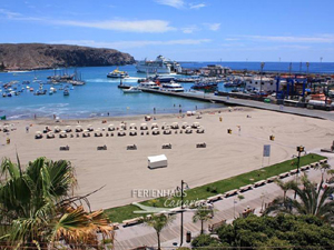 Blick von Oben auf den Strand und den Hafen von Los Cristianos